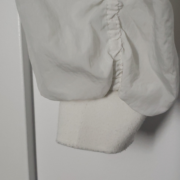 White windbreaker - Picture 4 of 9